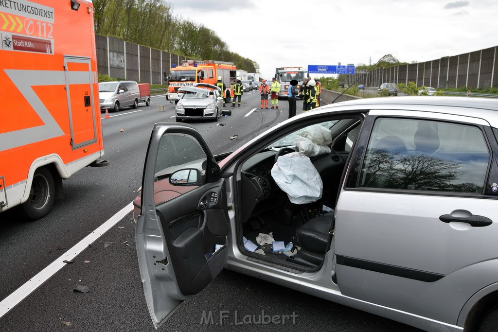 VU Auffahrunfall A 3 Rich Oberhausen kurz vor AS Koeln Dellbrueck P123.JPG - Miklos Laubert